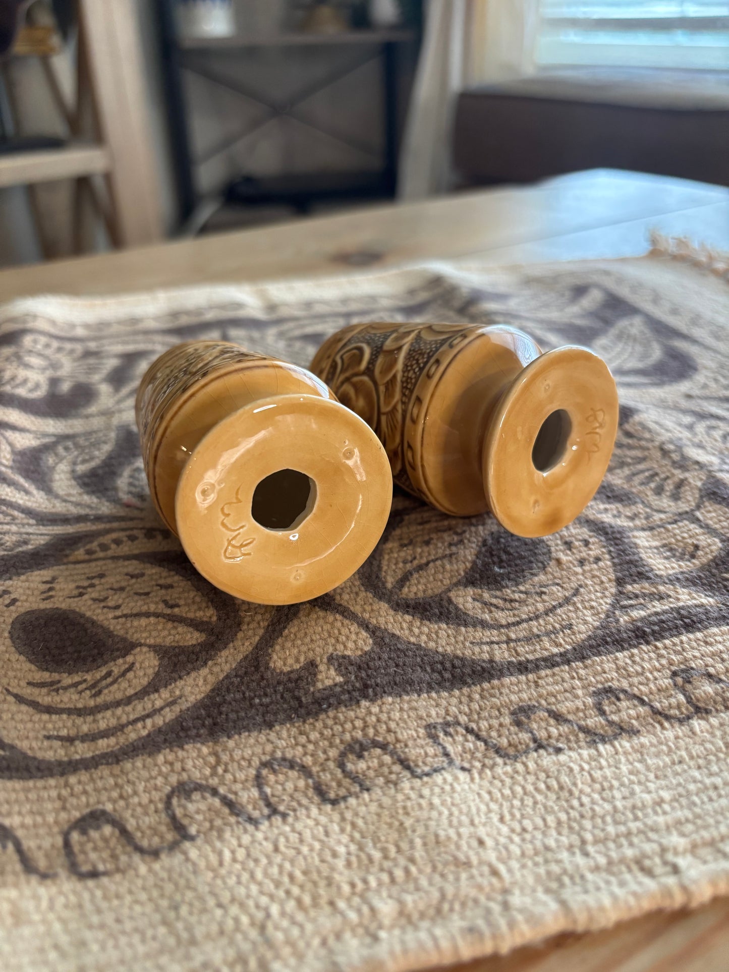 *VINTAGE* LEATHER TOOLED STYLE CERAMIC SALT & PEPPER SHAKER SET