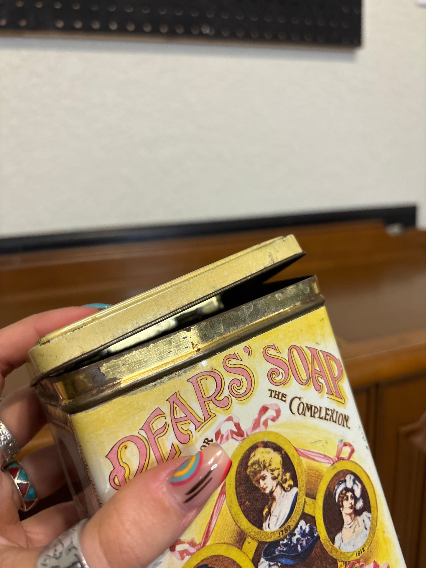 *VINTAGE* PEARS SOAP TIN