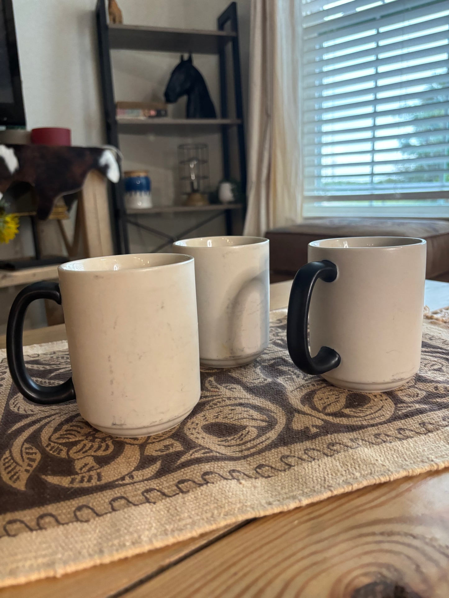 HORESHOE MUG SET OF 3 (plus 1 broken mug)