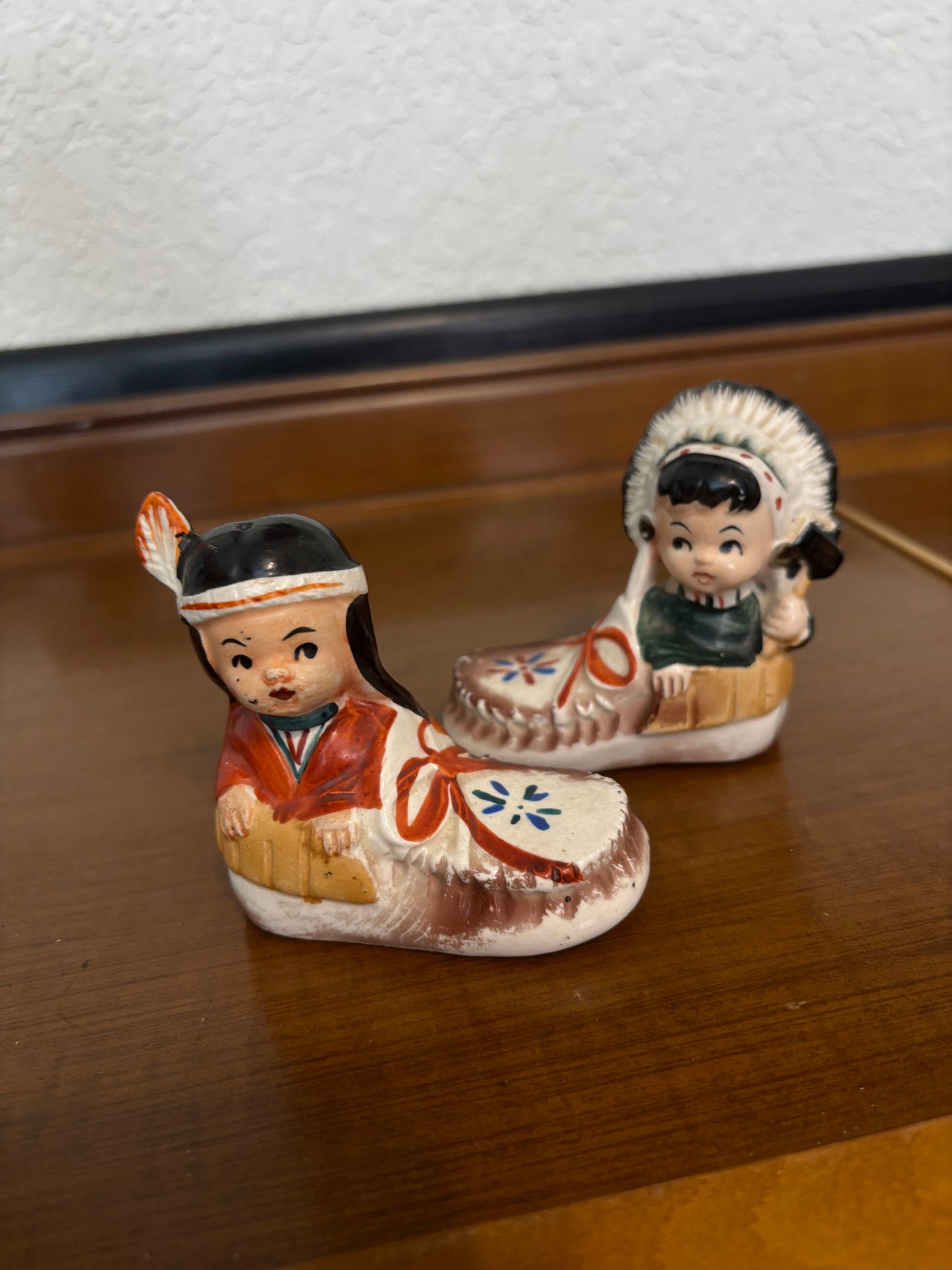*VINTAGE* NATIVE AMERICAN LITTLE BOY & GIRL MOCCASIN SALT & PEPPER SHAKER SET
