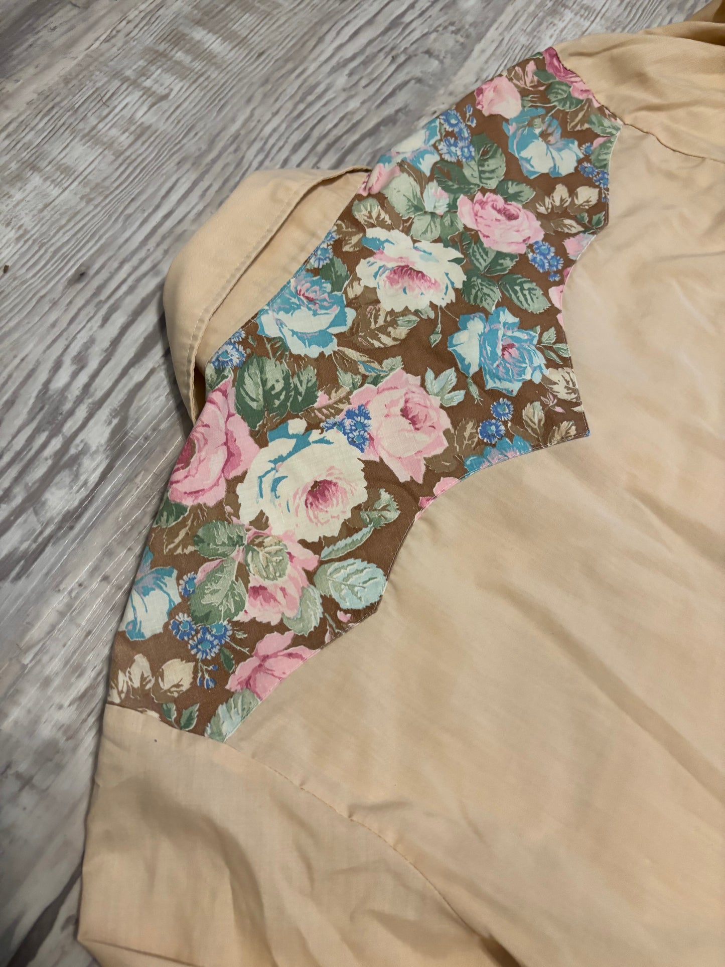 *VINTAGE* PEACH/FLORAL CLASSIC WESTERN PEARL SNAP
