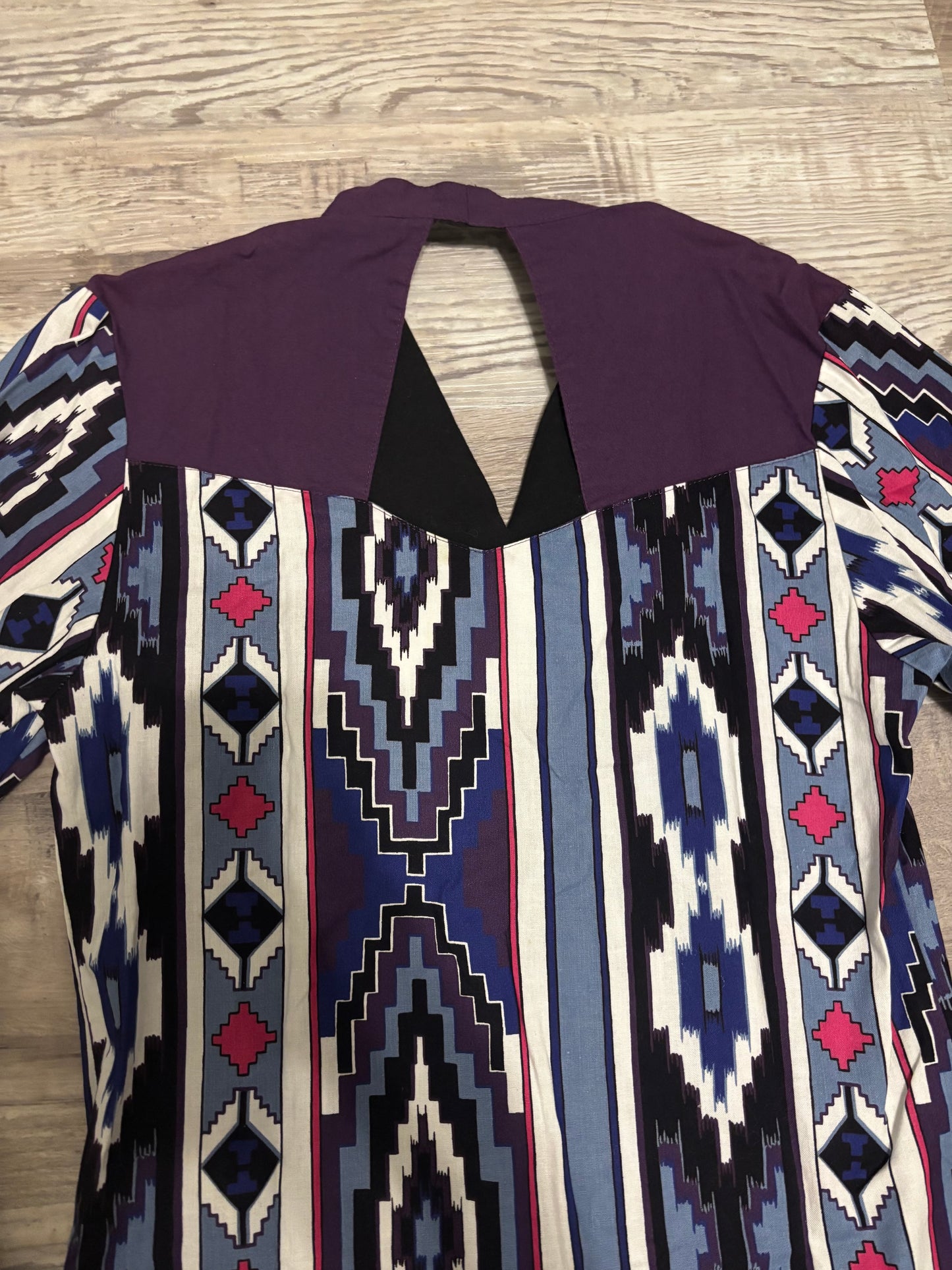 *VINTAGE* PURPLE/ PINK AZTEC KEYHOLE BUTTON UP