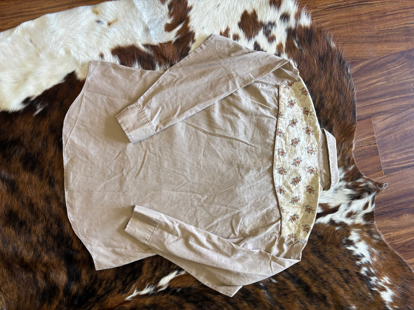 *VINTAGE* TAN FLORAL PEARL SNAP