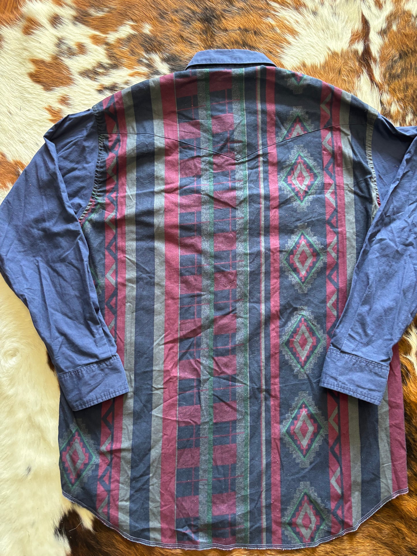 *VINTAGE* WRANGLER AZTEC WESTERN LONG SLEEVE BUTTON UP