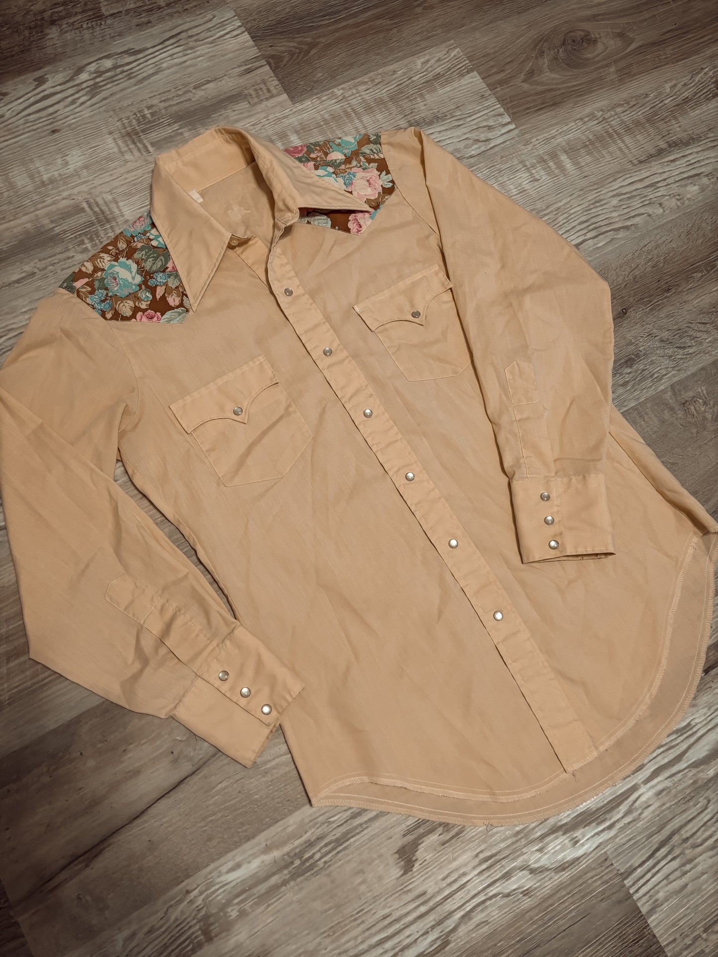 *VINTAGE* PEACH/FLORAL CLASSIC WESTERN PEARL SNAP