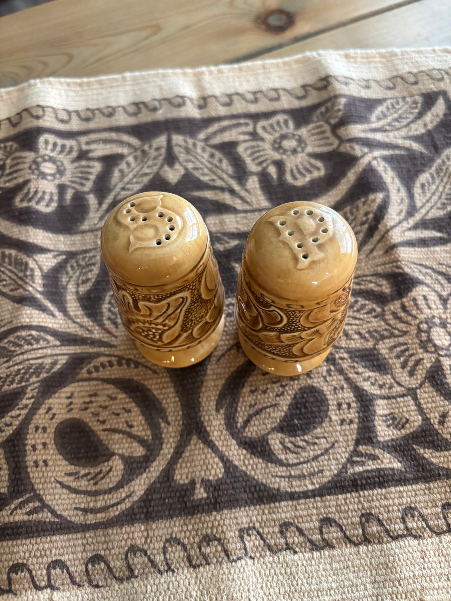 *VINTAGE* LEATHER TOOLED STYLE CERAMIC SALT & PEPPER SHAKER SET