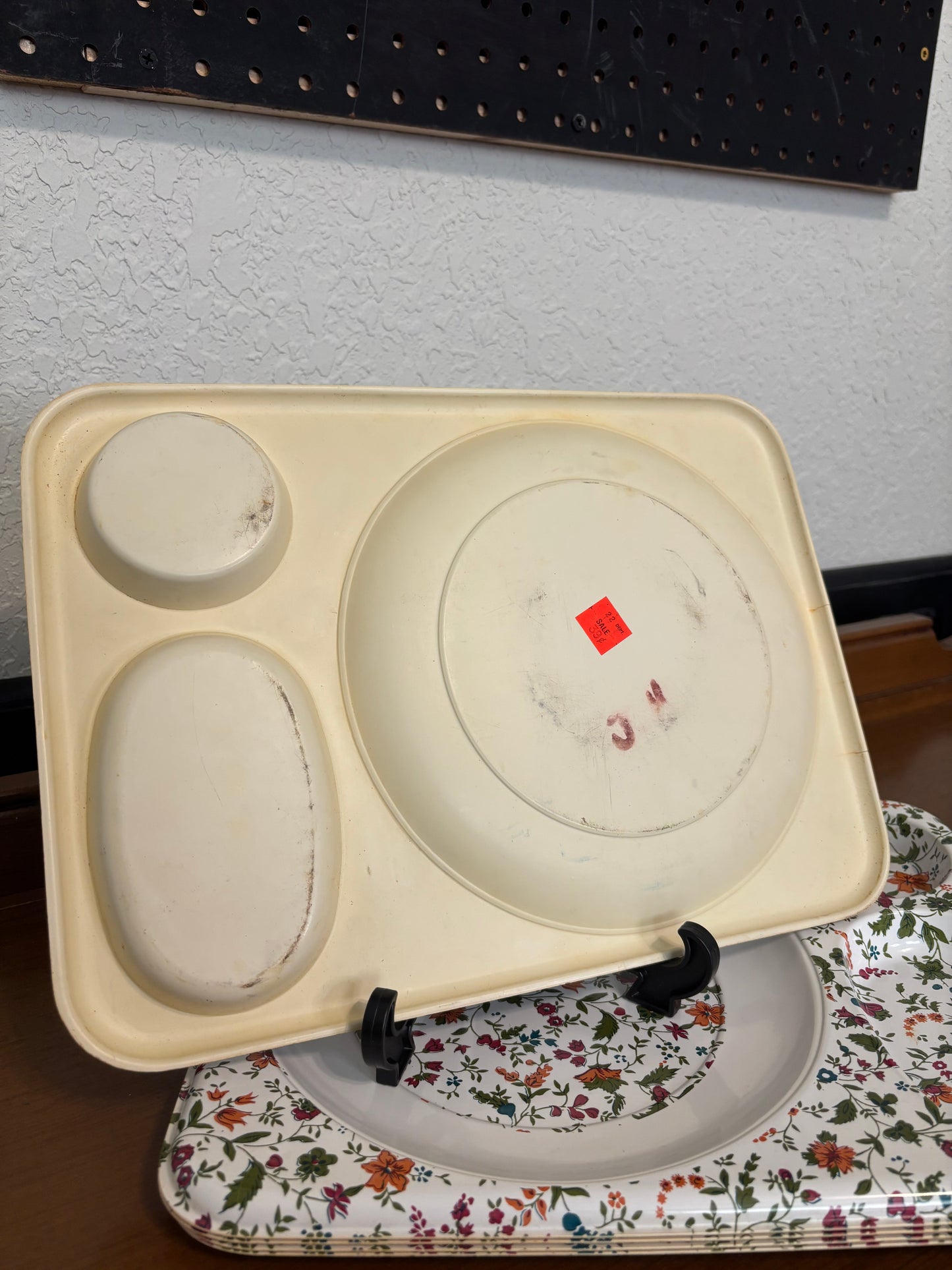 *VINTAGE* SET OF 5, MOLDED PLASTIC DIVIDED FLORAL MEAL TRAYS