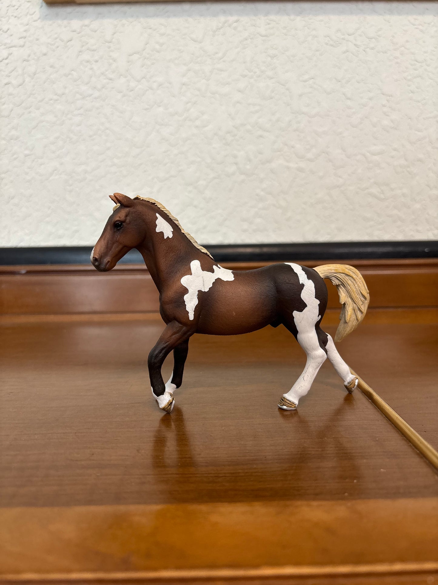 SCHLEICH MODEL STALLION PAINT HORSE