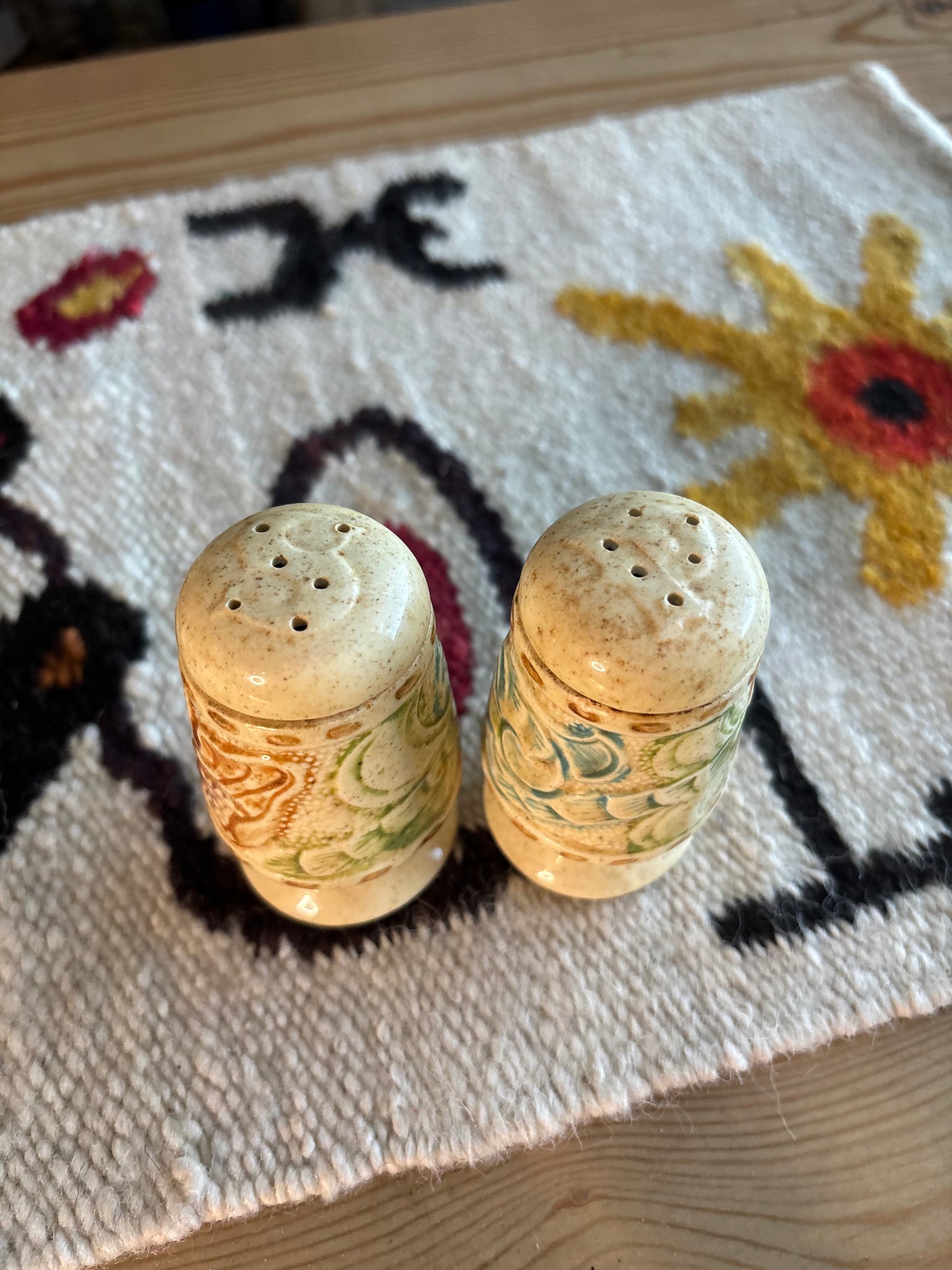 *VINTAGE* LEATHER TOOLED STYLE CERAMIC SALT & PEPPER SHAKER SET