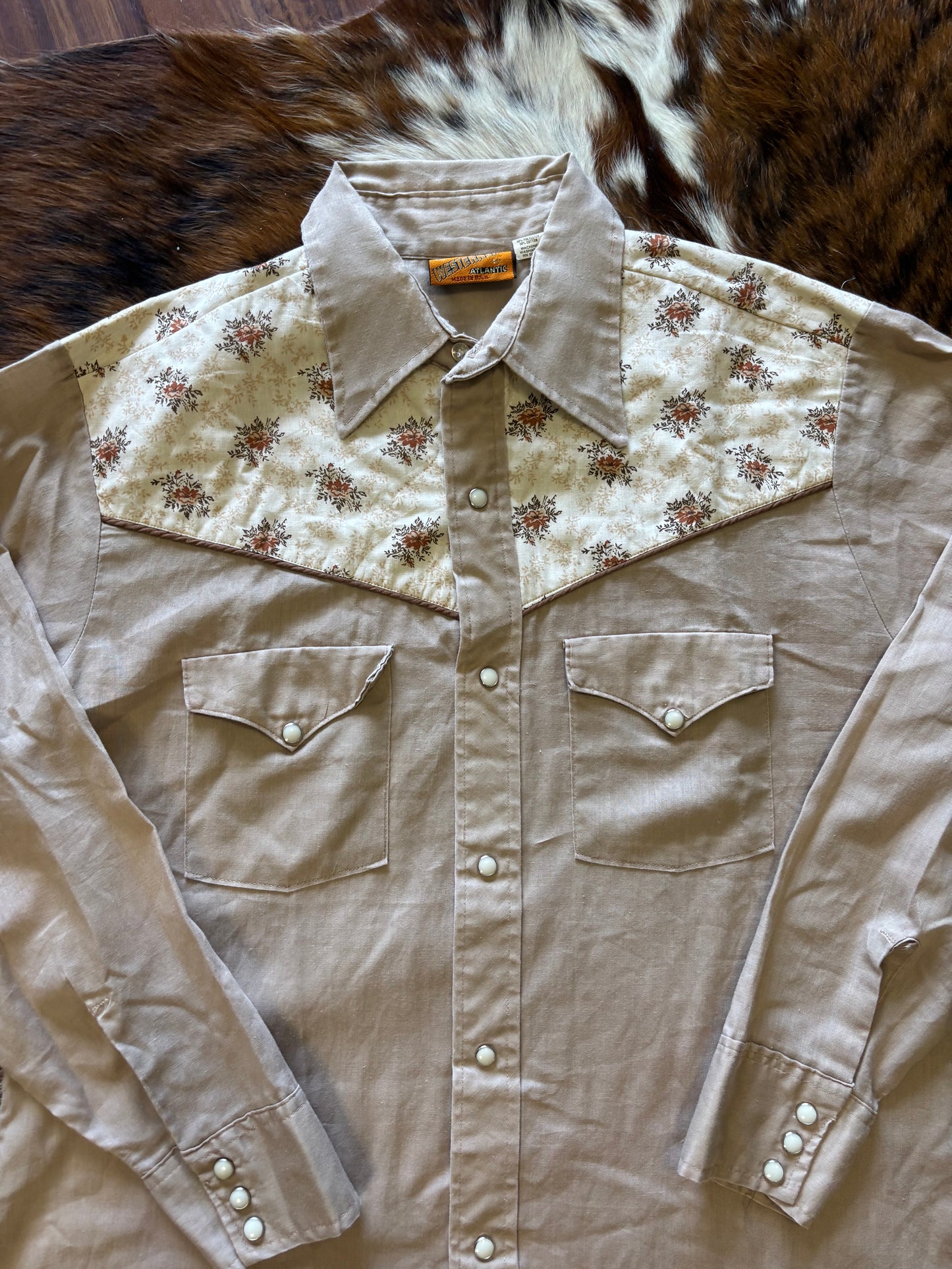 *VINTAGE* TAN FLORAL PEARL SNAP