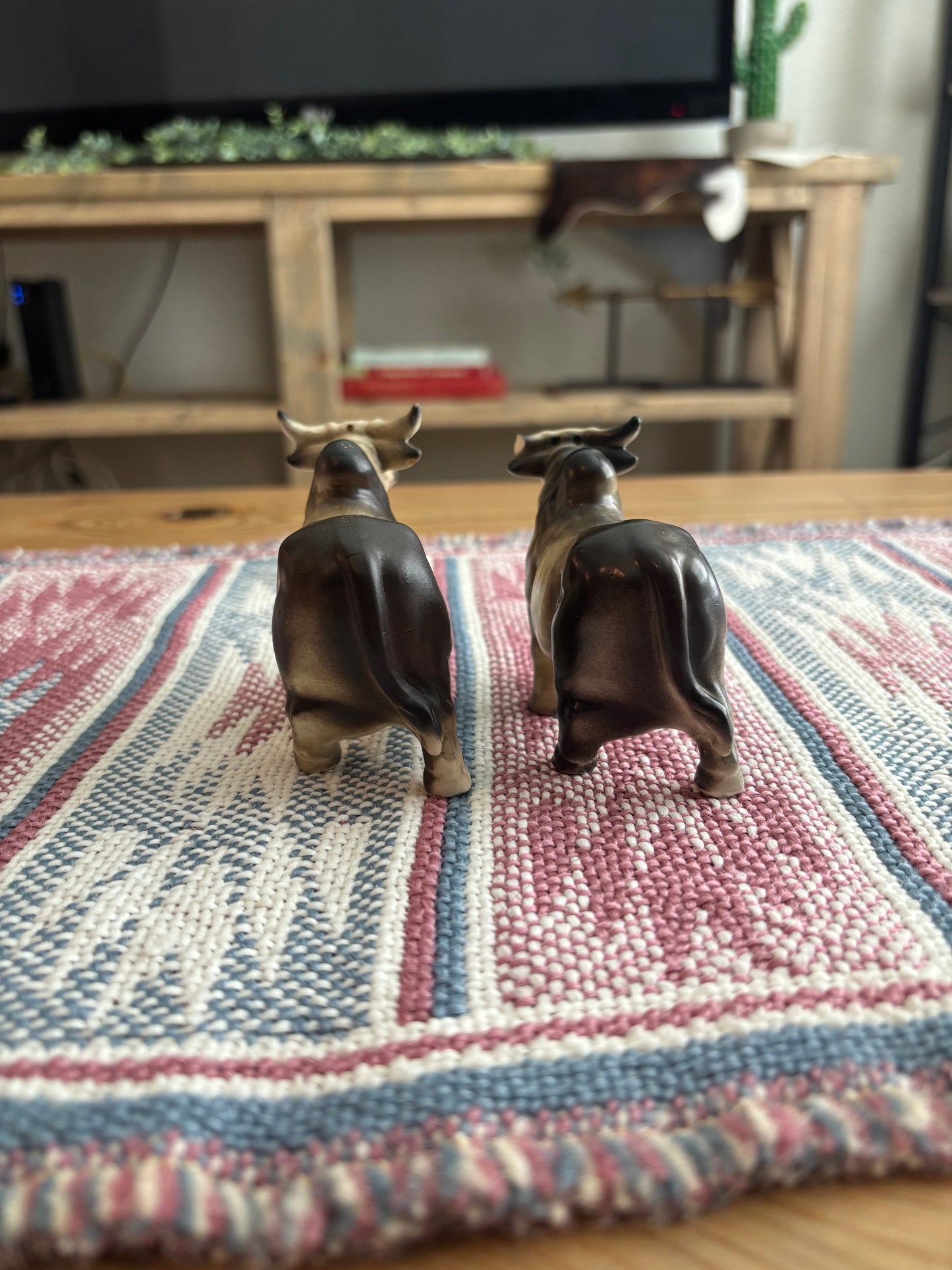 VICTORIA CERAMICS BRAHMAN SALT & PEPPER SHAKER SET *VINTAGE*