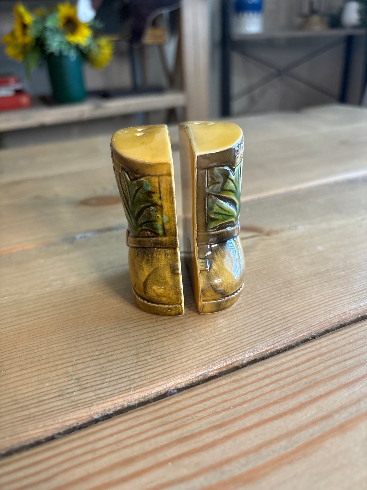 *VINTAGE* COWBOY BOOT SALT & PEPPER SHAKER SET