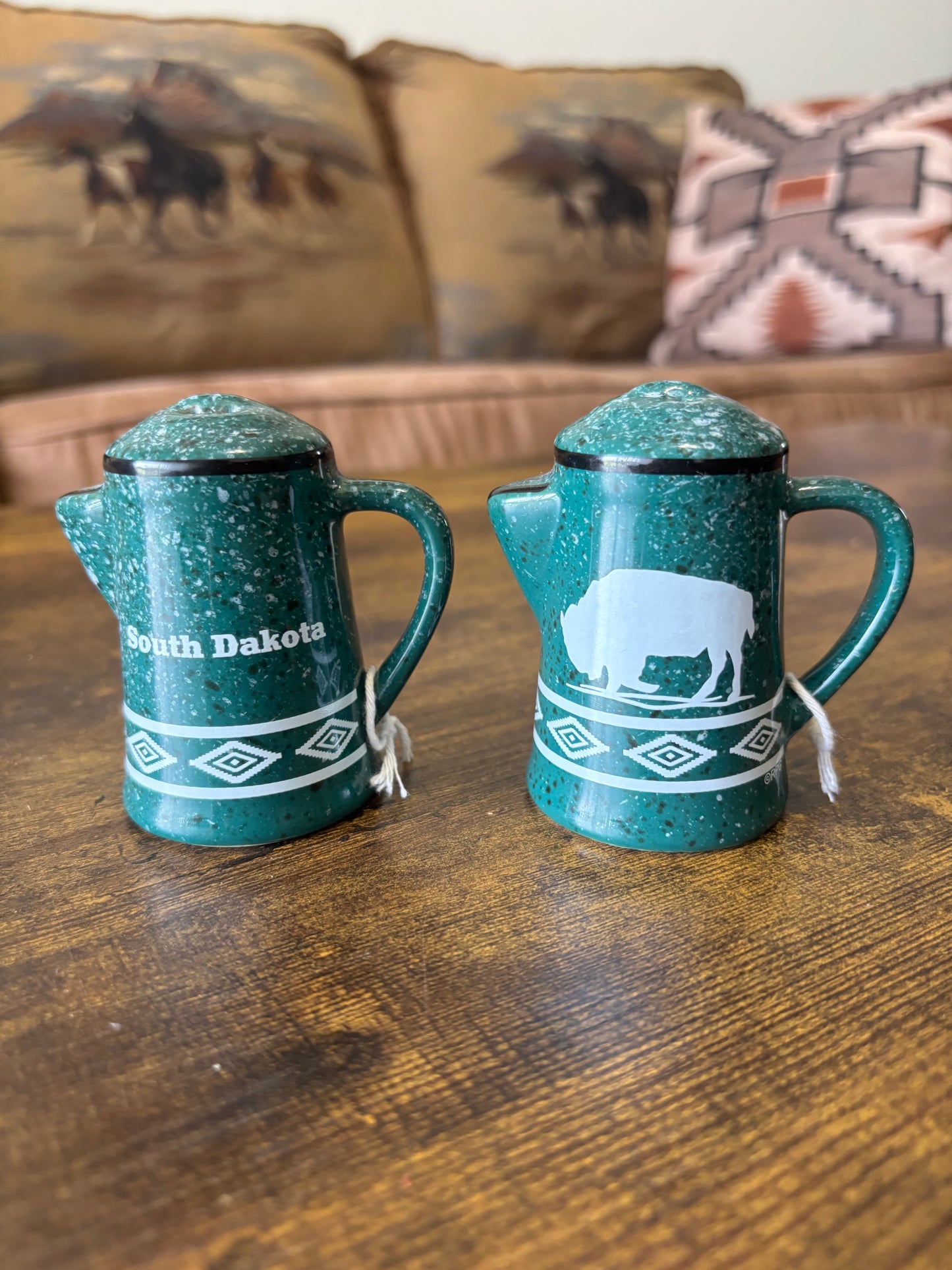 *VINTAGE* SOUVENIR SOUTH DAKOTA GREEN BISON BUFFALO SALT AND PEPPER SHAKERS SET