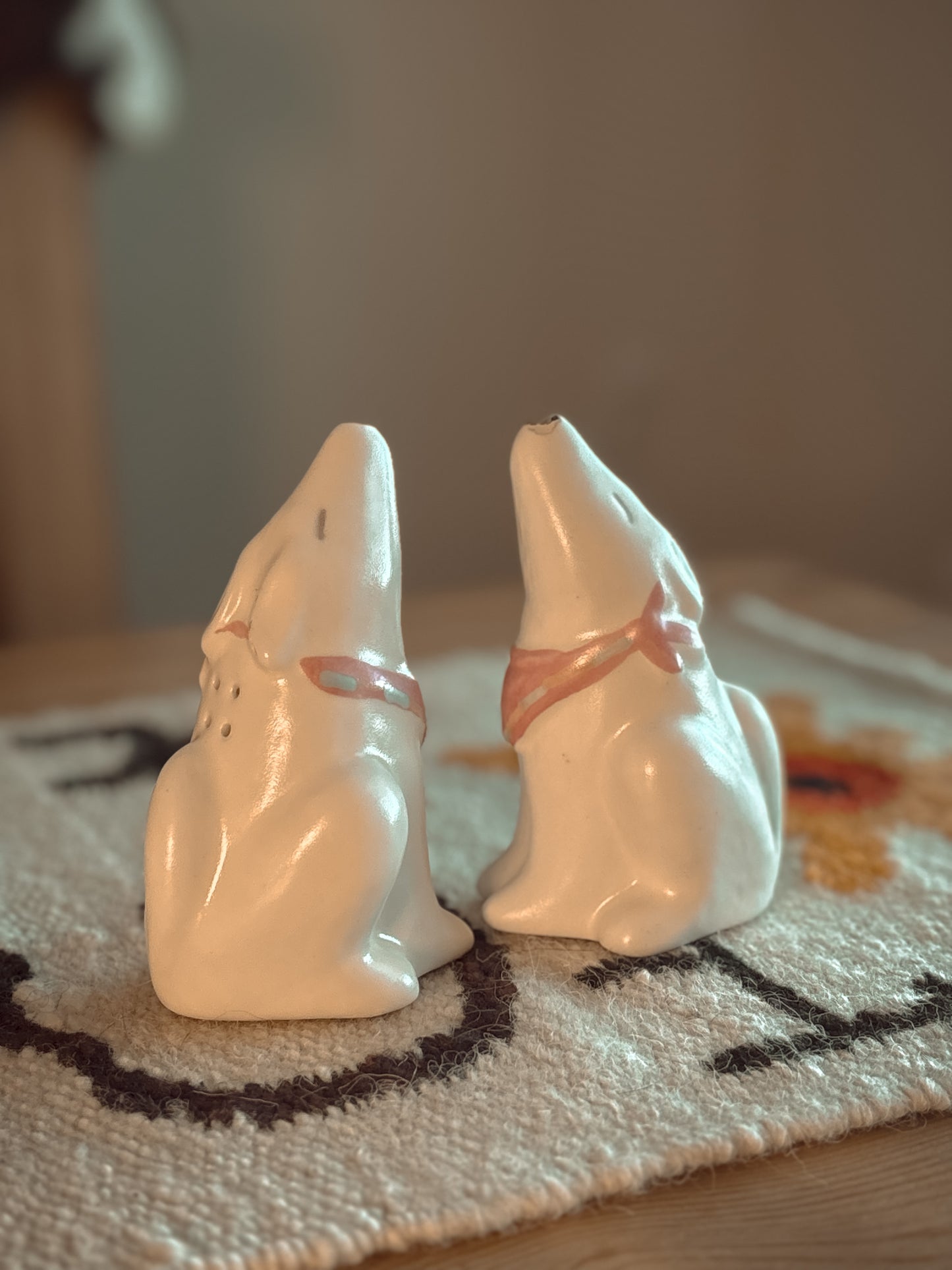 *VINTAGE* TREASURE CRAFT HOWLING COYOTE SALT & PEPPER SHAKERS SET