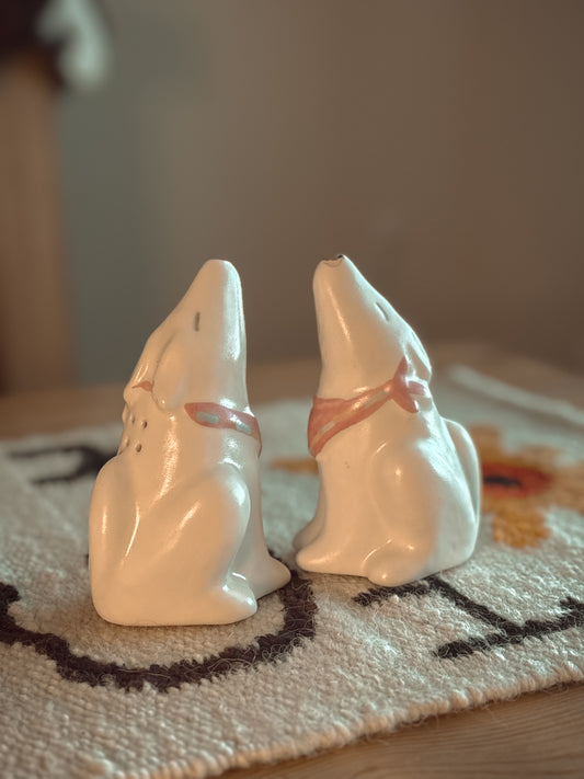 *VINTAGE* TREASURE CRAFT HOWLING COYOTE SALT & PEPPER SHAKERS SET