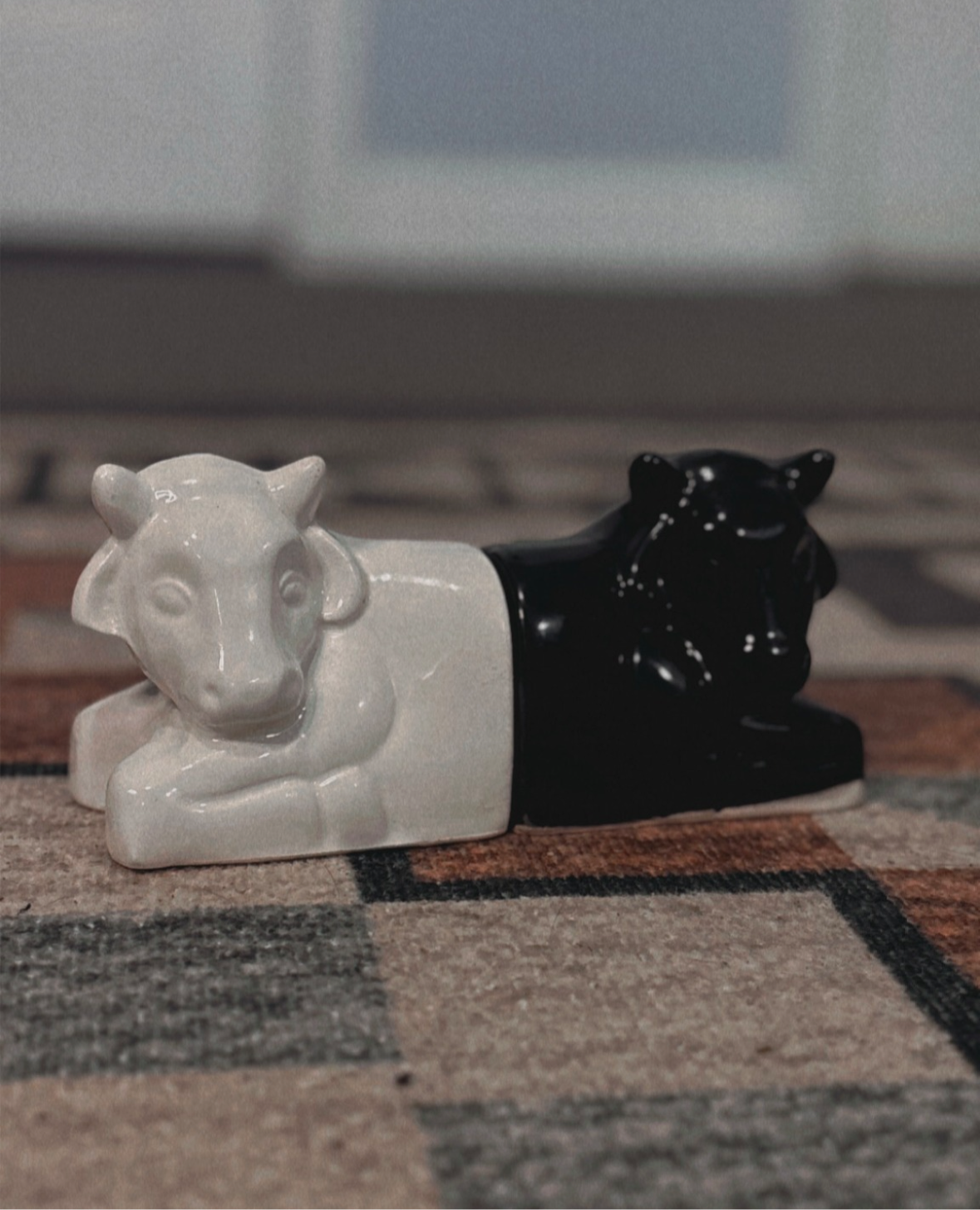 BLACK/ WHITE COW SALT & PEPPER SHAKER SET *VINTAGE*