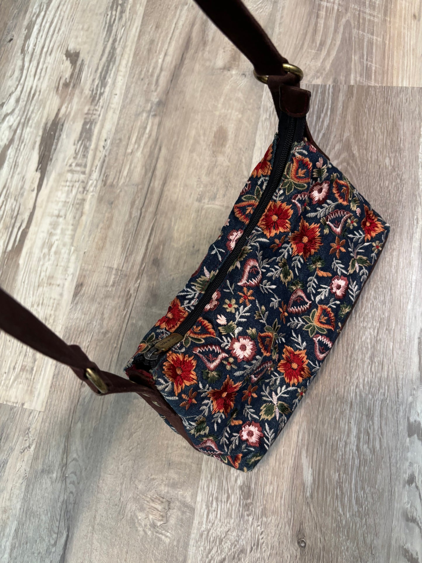 GLORIA VANDERBILT EMBROIDERED FLORAL HAND BAG PURSE