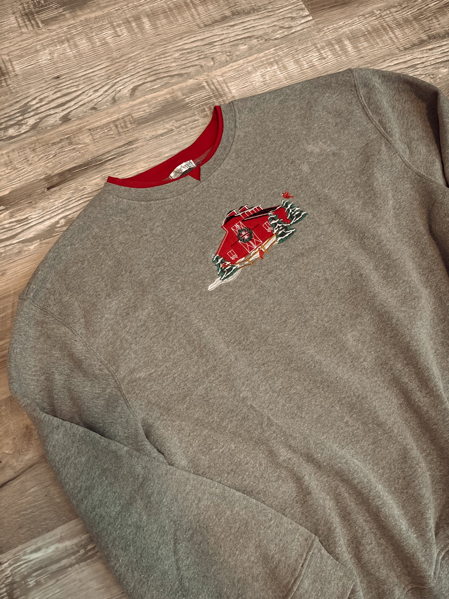 CHRISTMAS RED BARN EMBROIDERED SWEATSHIRT PULLOVER *VINTAGE*