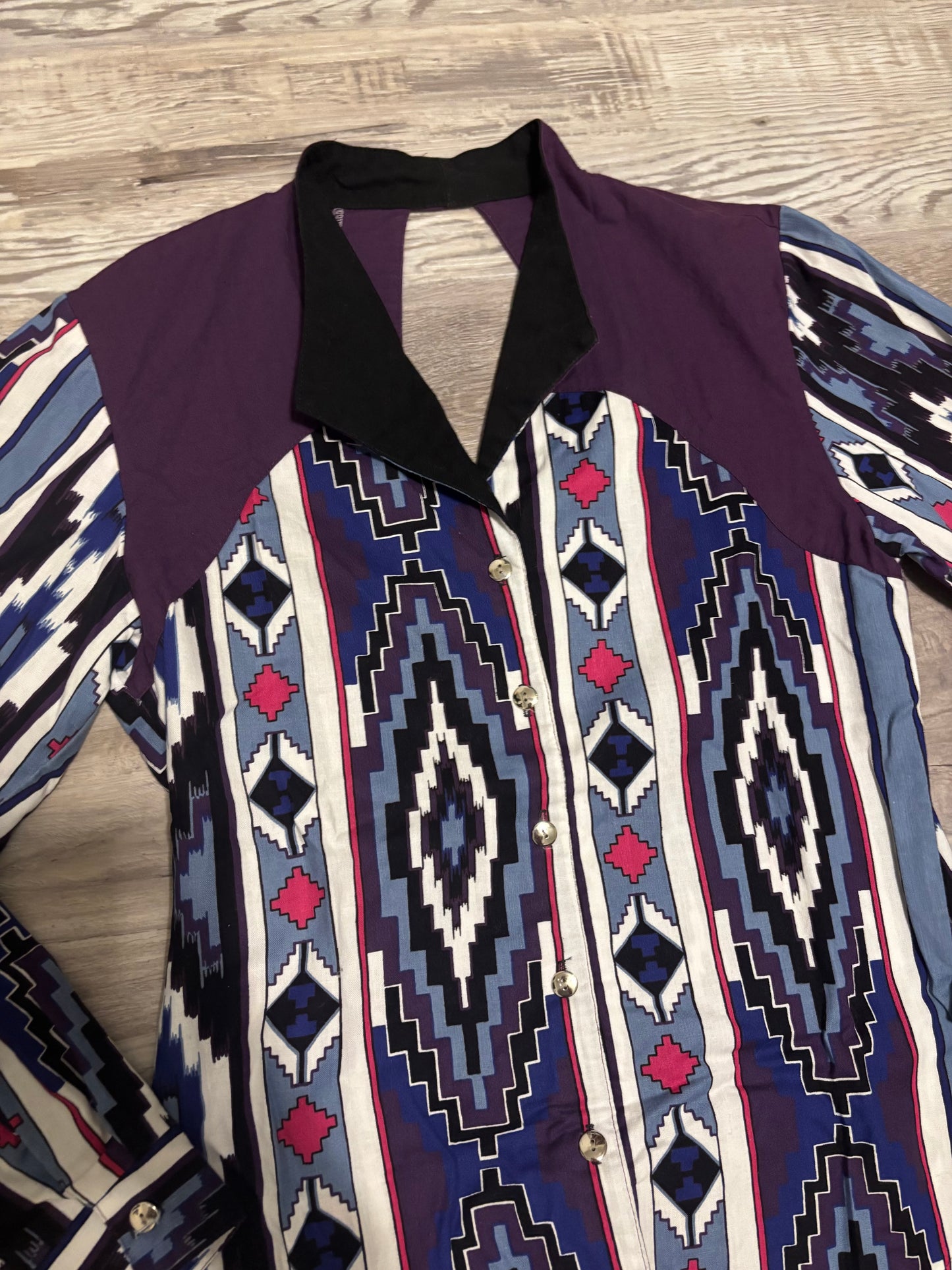 *VINTAGE* PURPLE/ PINK AZTEC KEYHOLE BUTTON UP