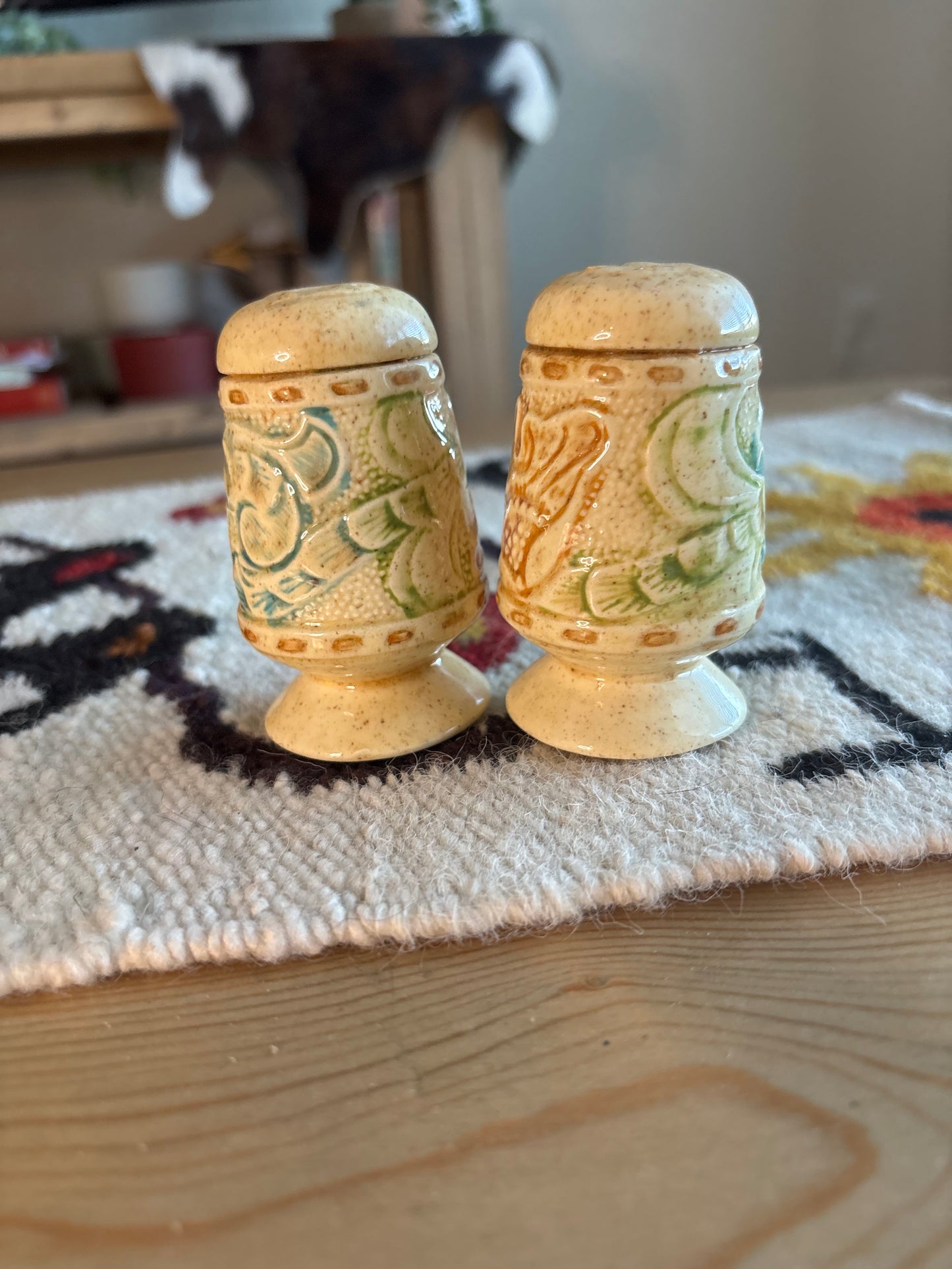 *VINTAGE* LEATHER TOOLED STYLE CERAMIC SALT & PEPPER SHAKER SET