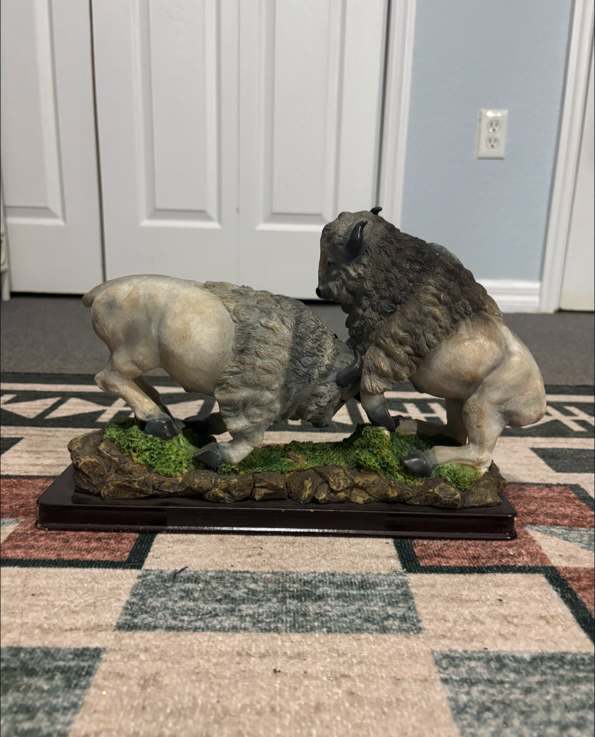 WHITE BISONS STATUE *VINTAGE*