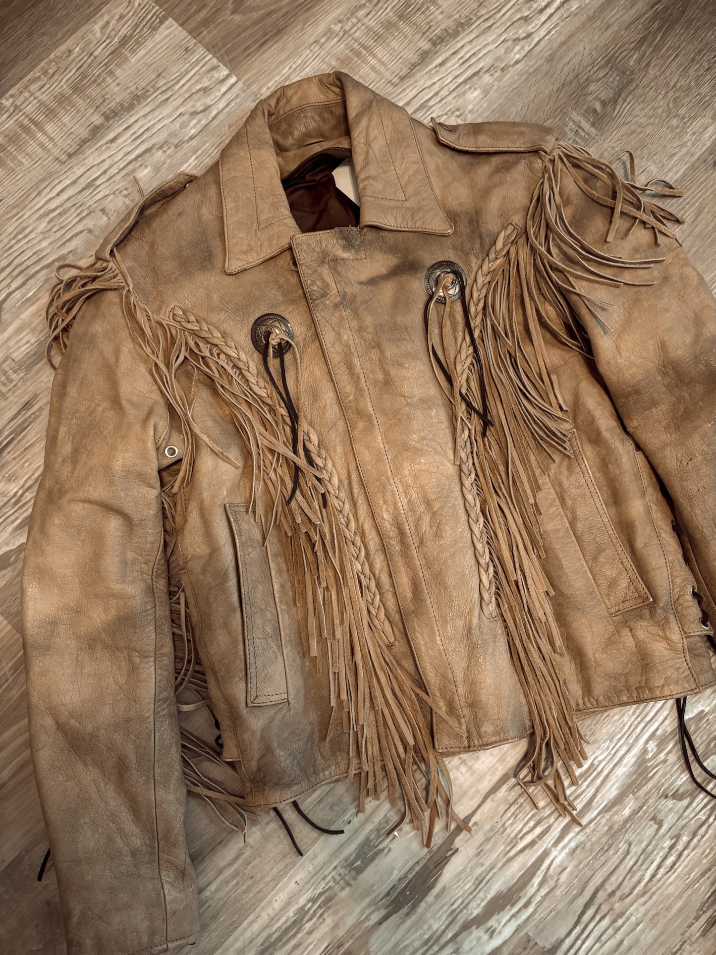*VINTAGE* GORGEOUS TAN LEATHER FRINGE CONCHO BIKER JACKET