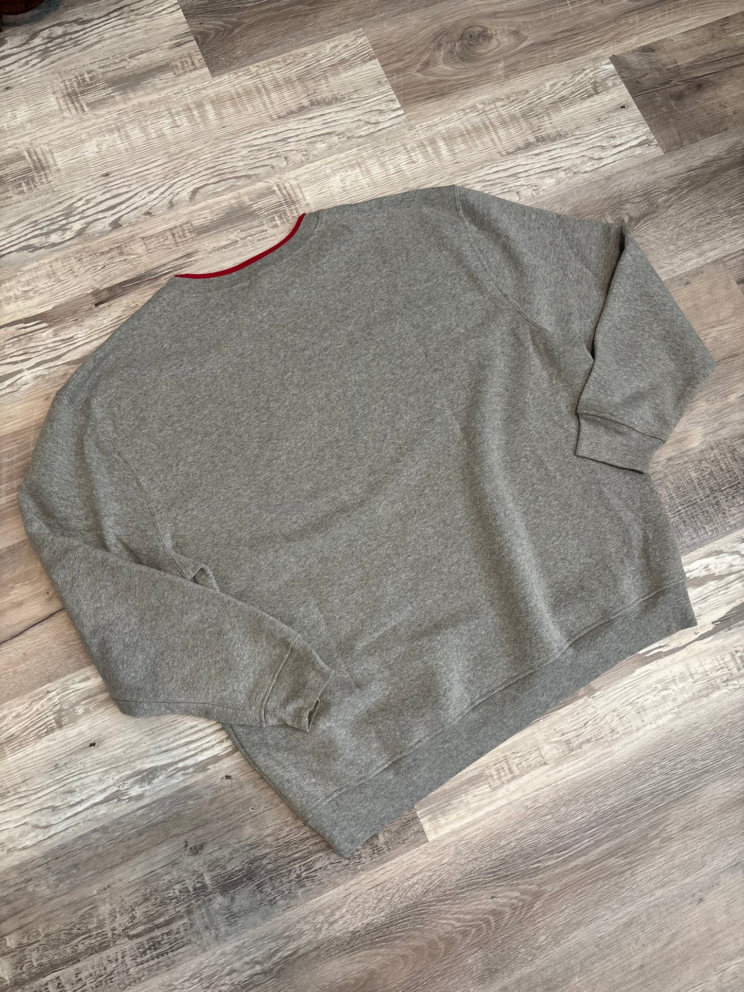 CHRISTMAS RED BARN EMBROIDERED SWEATSHIRT PULLOVER *VINTAGE*