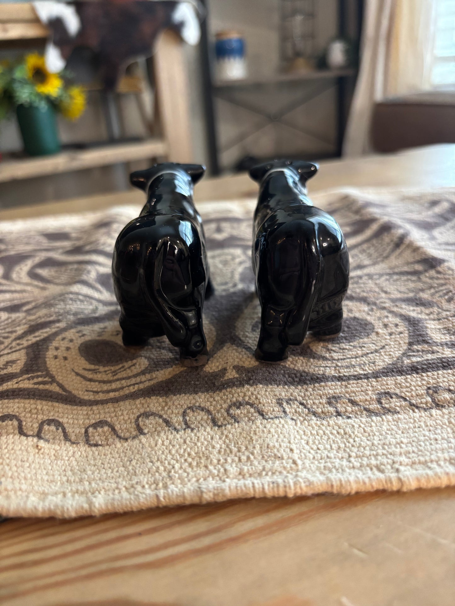 *VINTAGE* BLACK ANGUS COW BULL SALT & PEPPER SHAKER SET