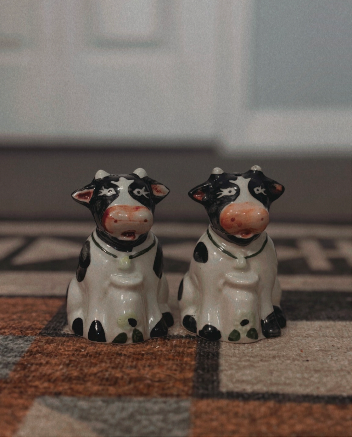 1970S COW SALT & PEPPER SHAKER SET *VINTAGE*