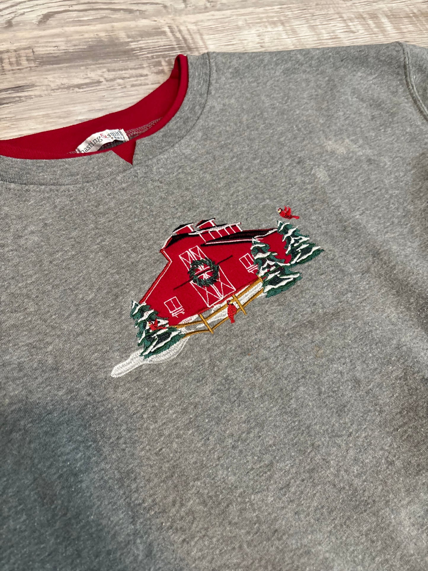 CHRISTMAS RED BARN EMBROIDERED SWEATSHIRT PULLOVER *VINTAGE*