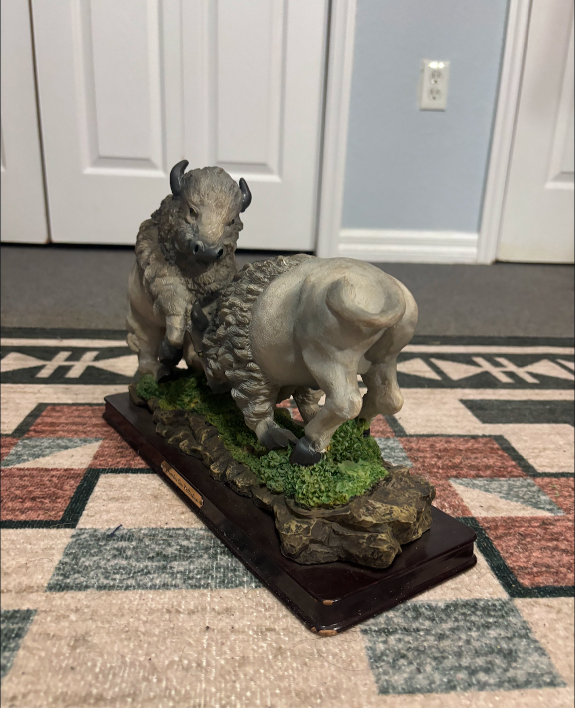 WHITE BISONS STATUE *VINTAGE*