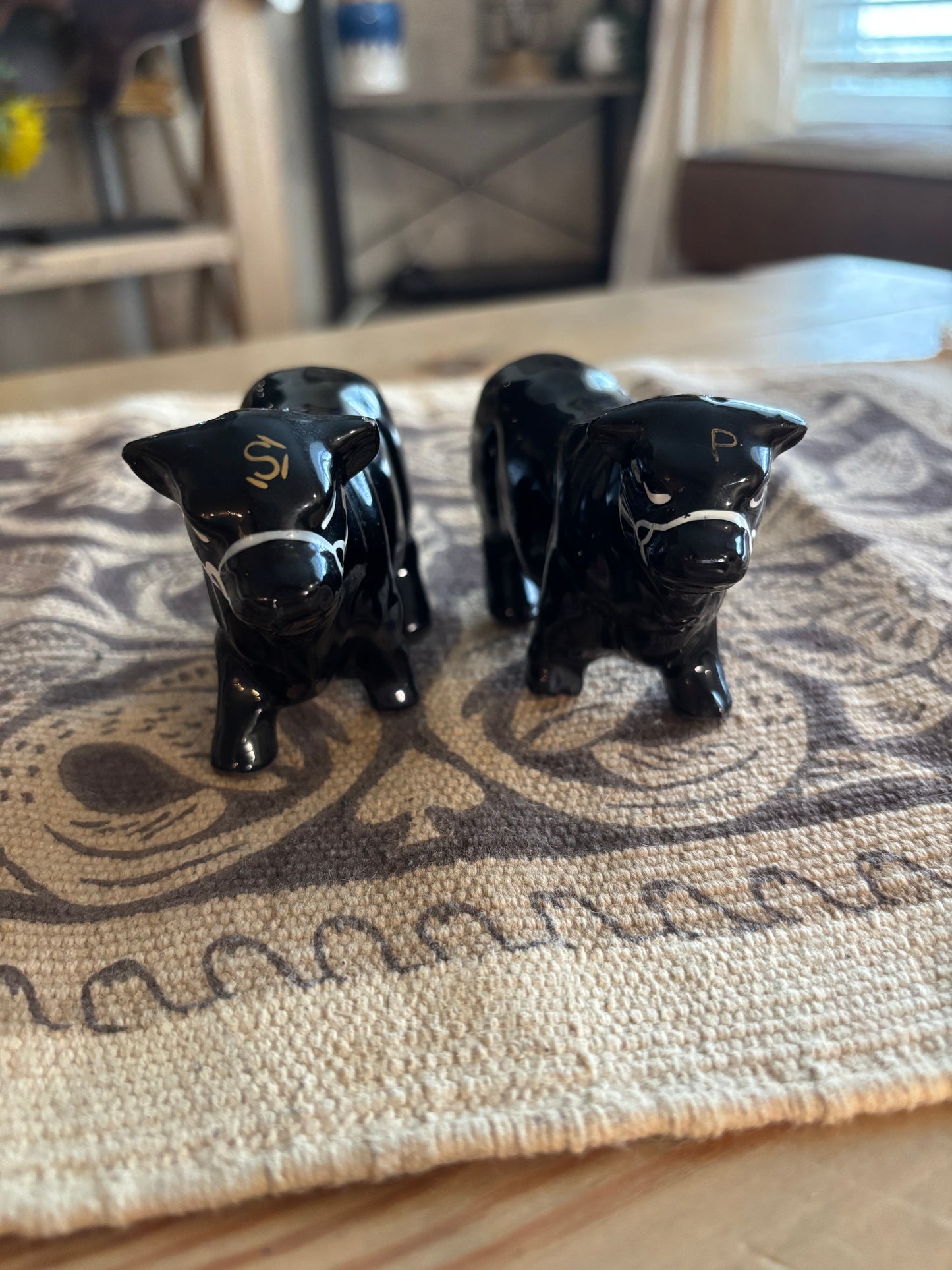*VINTAGE* BLACK ANGUS COW BULL SALT & PEPPER SHAKER SET