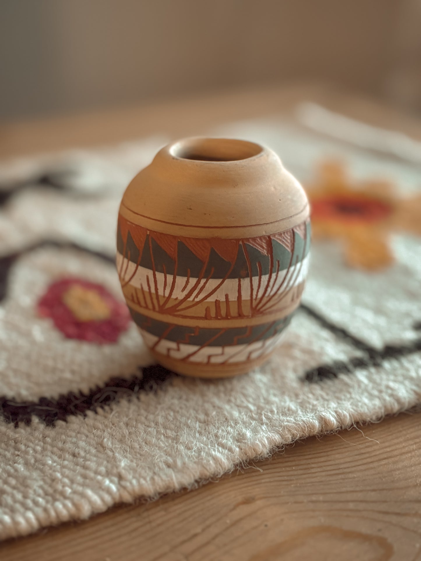 *VINTAGE* NAVAJO ETCHED SMALL POTTERY VASE