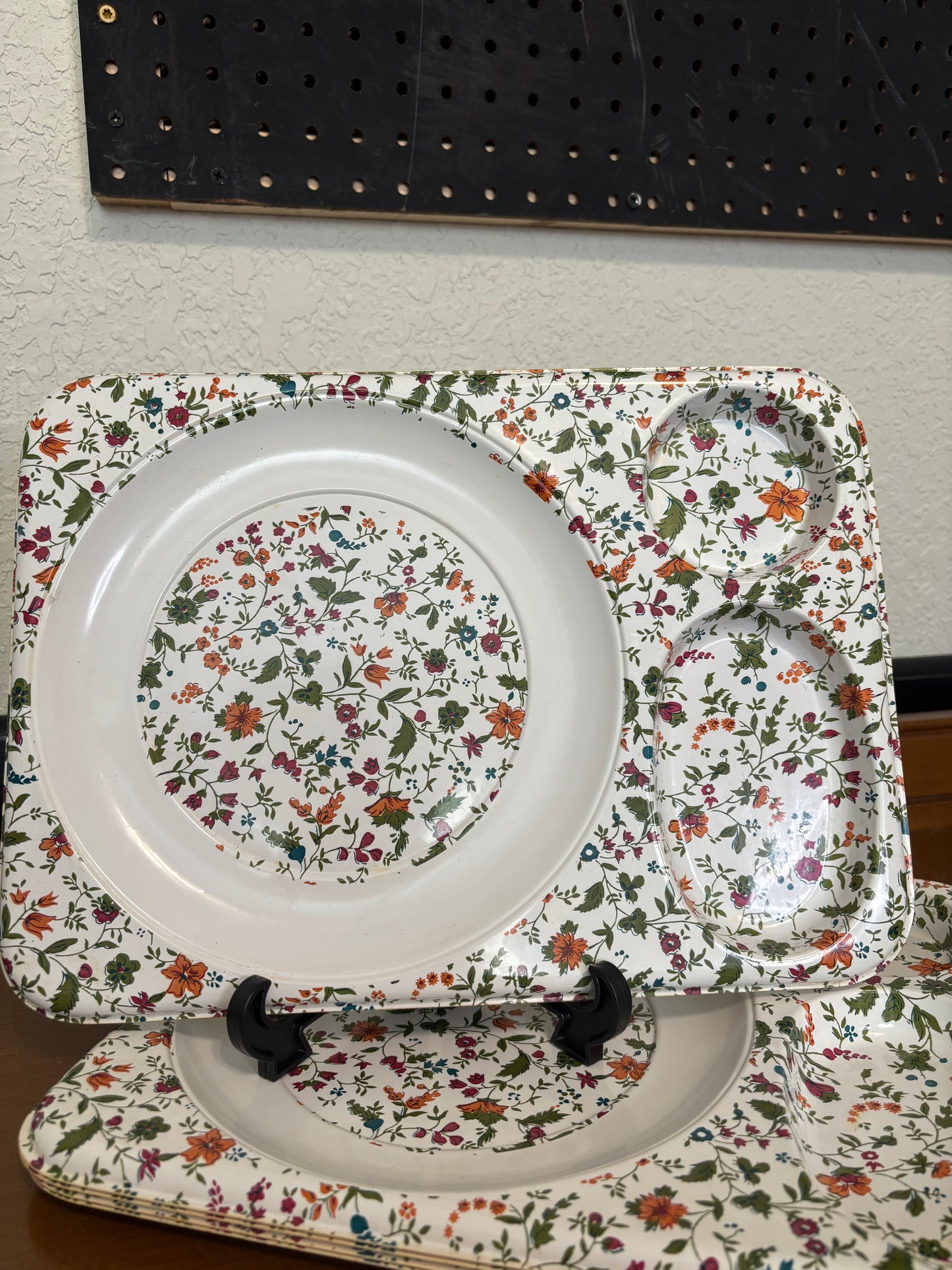 *VINTAGE* SET OF 5, MOLDED PLASTIC DIVIDED FLORAL MEAL TRAYS