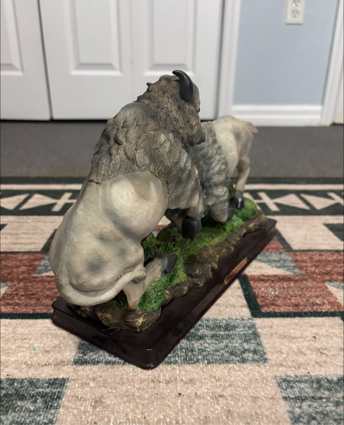 WHITE BISONS STATUE *VINTAGE*