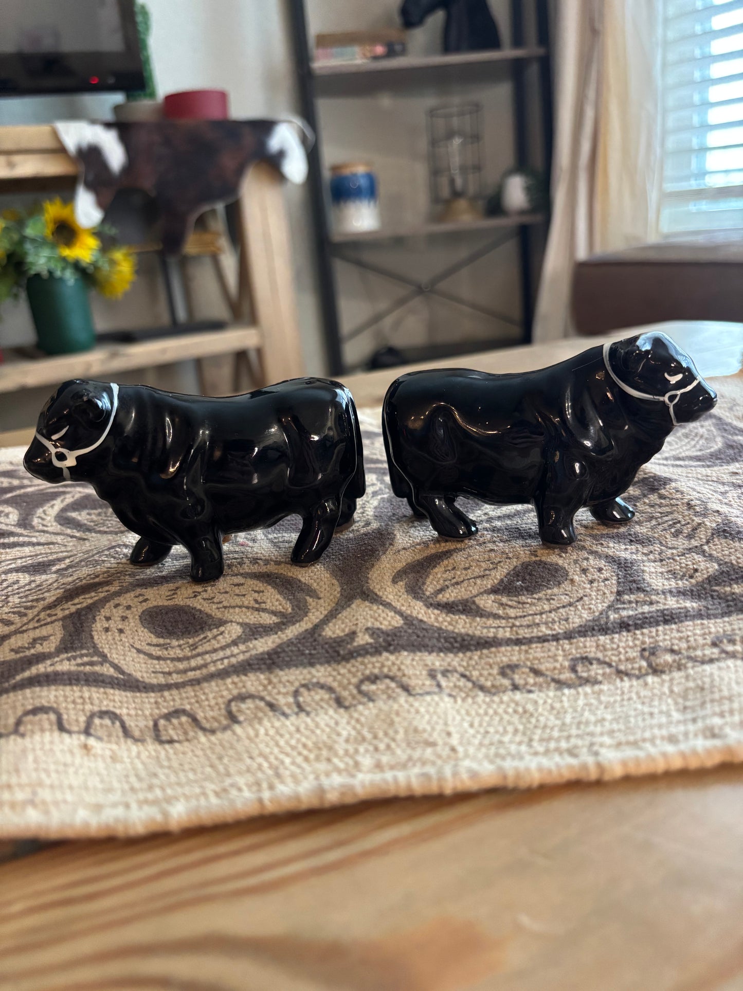 *VINTAGE* BLACK ANGUS COW BULL SALT & PEPPER SHAKER SET