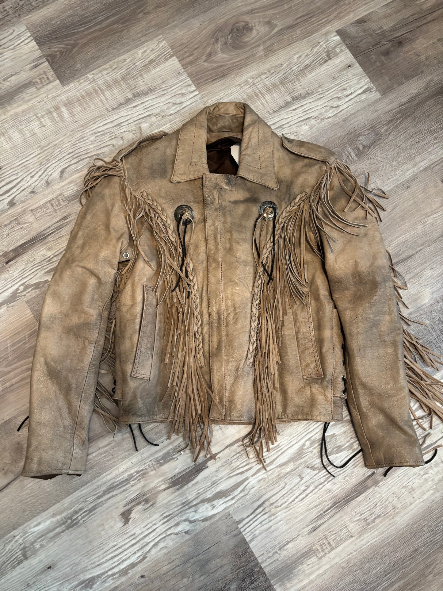 *VINTAGE* GORGEOUS TAN LEATHER FRINGE CONCHO BIKER JACKET