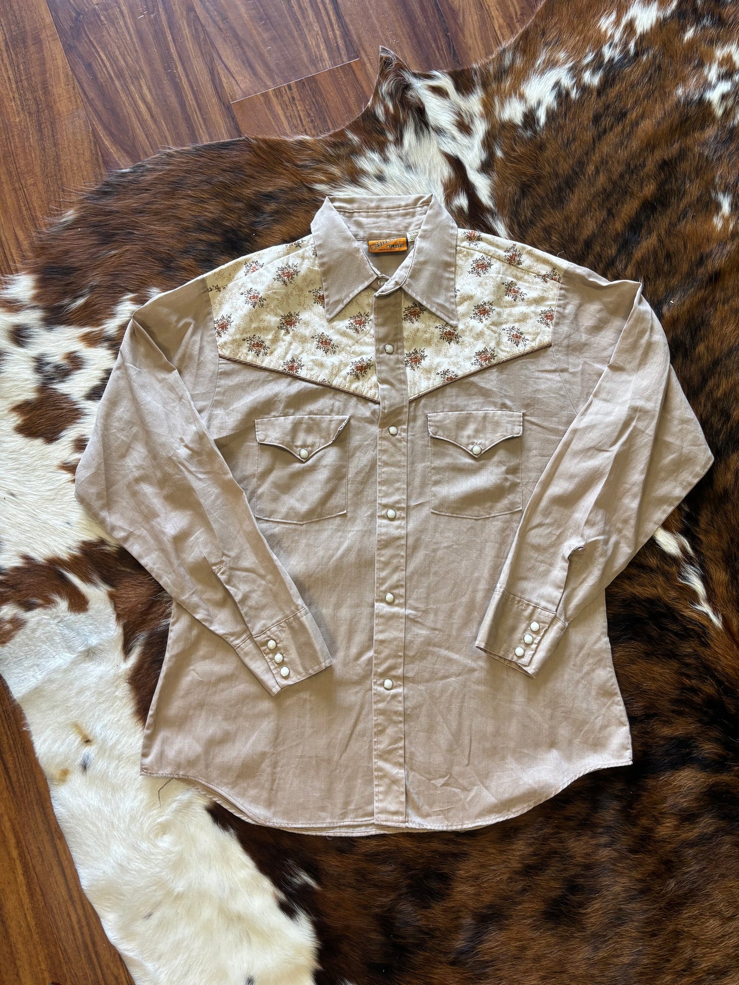 *VINTAGE* TAN FLORAL PEARL SNAP