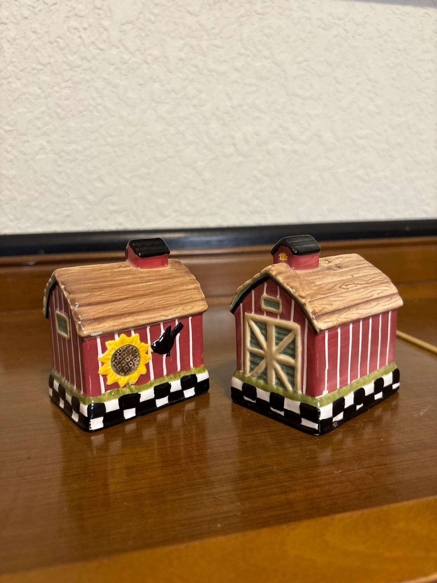 *VINTAGE* LITTLE RED BARN SALT & PEPPER SHAKER SET