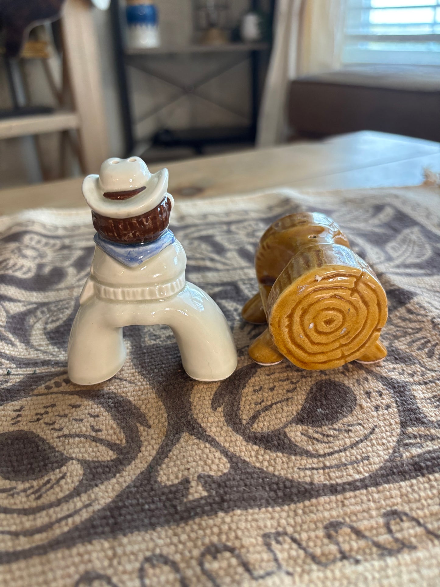 *VINTAGE* LOG SITTIN’ COWBOY SALT & PEPPER SHAKER SET