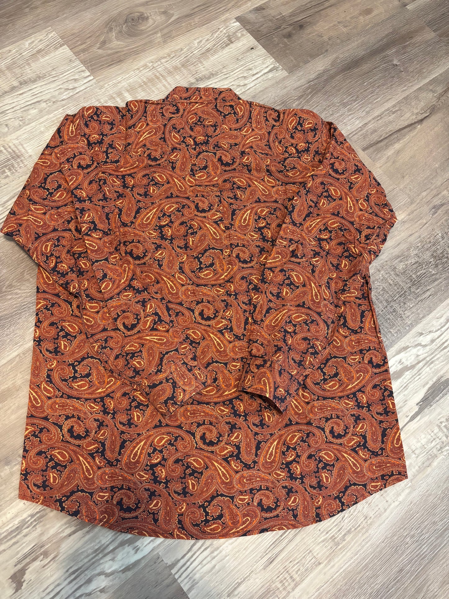 ORANGE/NAVY PAISLEY CINCH BUTTON UP SHIRT