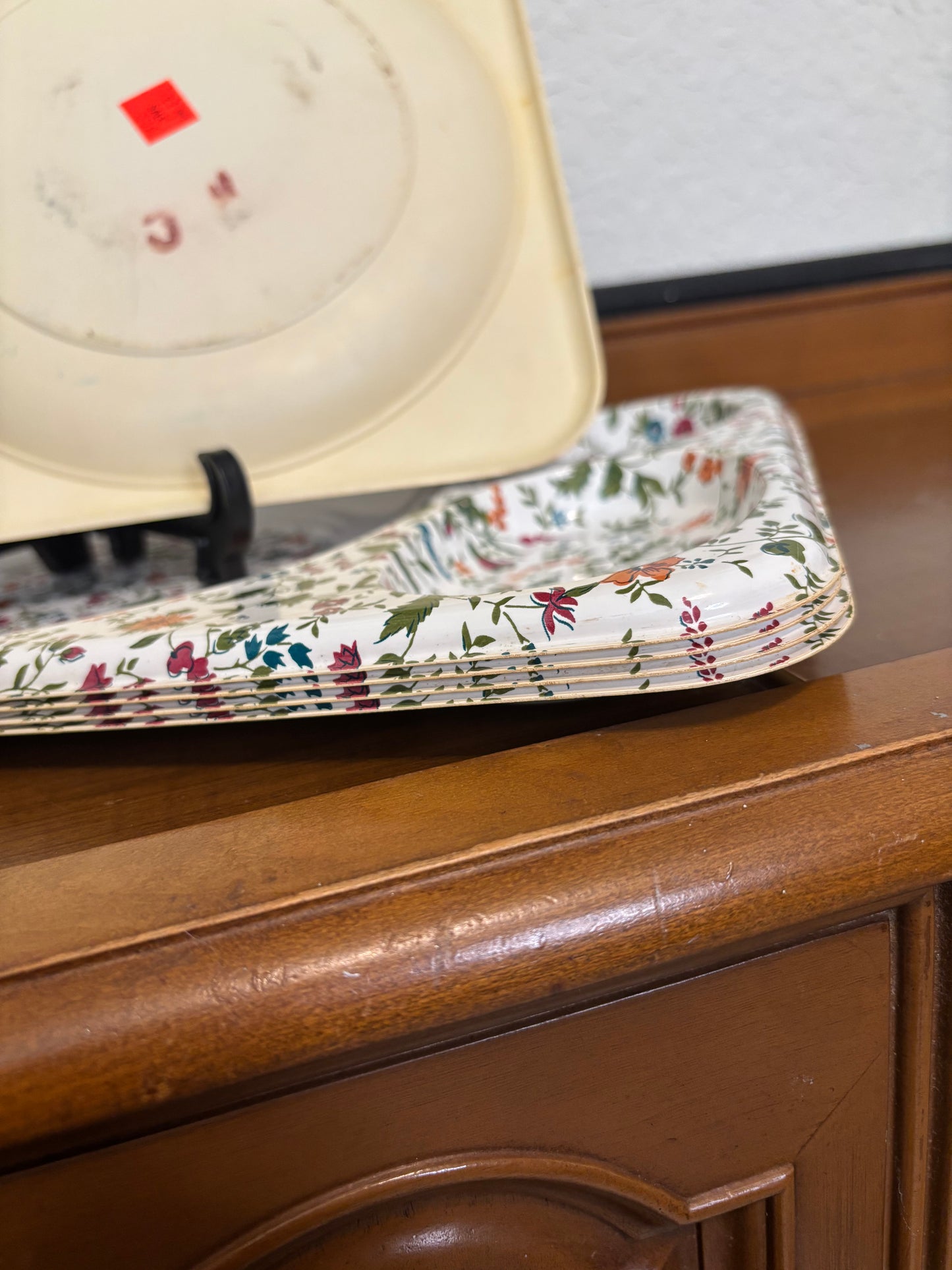 *VINTAGE* SET OF 5, MOLDED PLASTIC DIVIDED FLORAL MEAL TRAYS