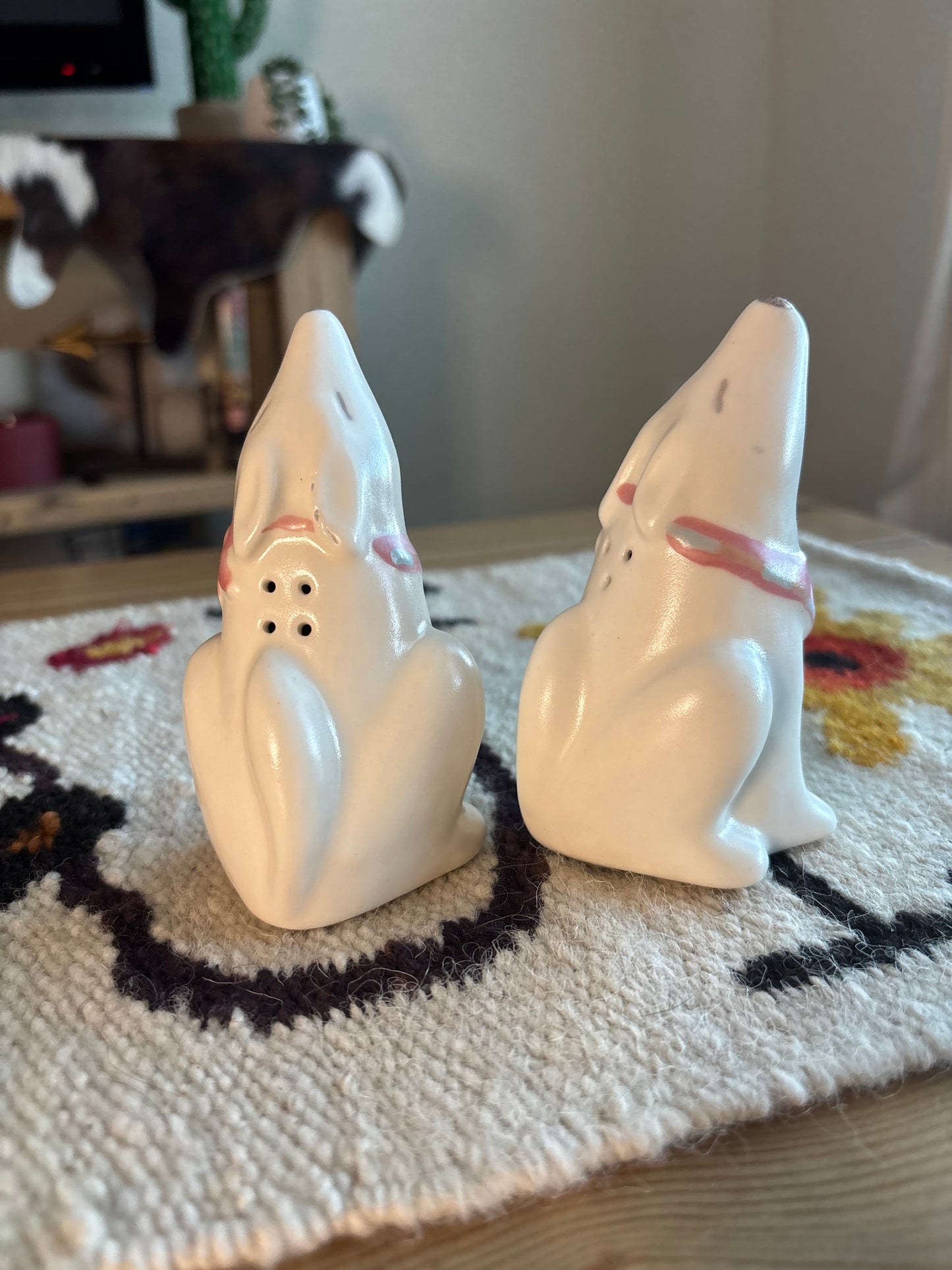 *VINTAGE* TREASURE CRAFT HOWLING COYOTE SALT & PEPPER SHAKERS SET