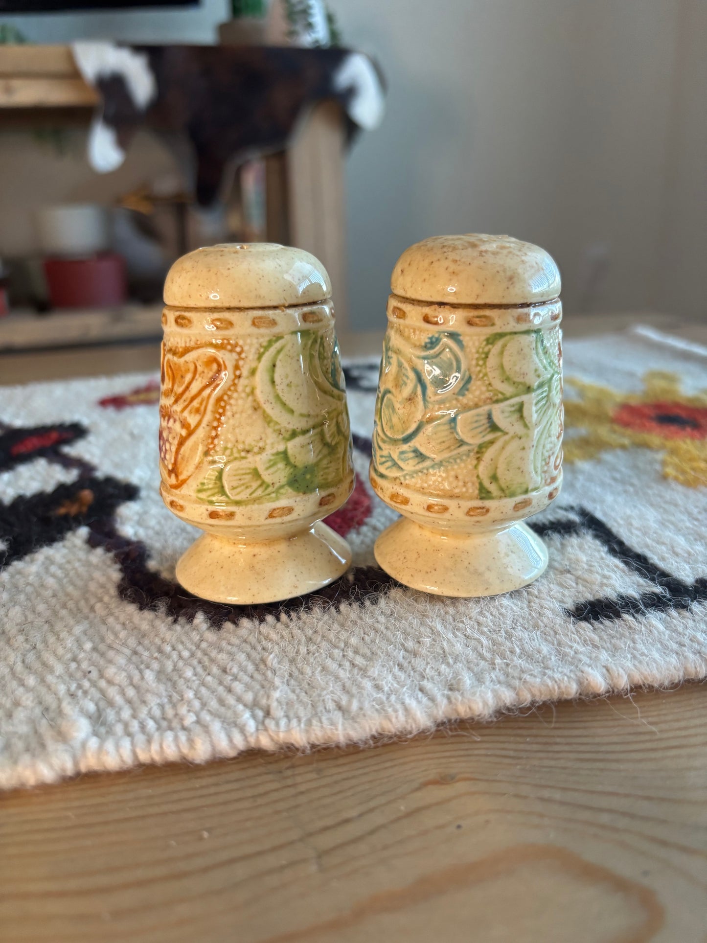 *VINTAGE* LEATHER TOOLED STYLE CERAMIC SALT & PEPPER SHAKER SET