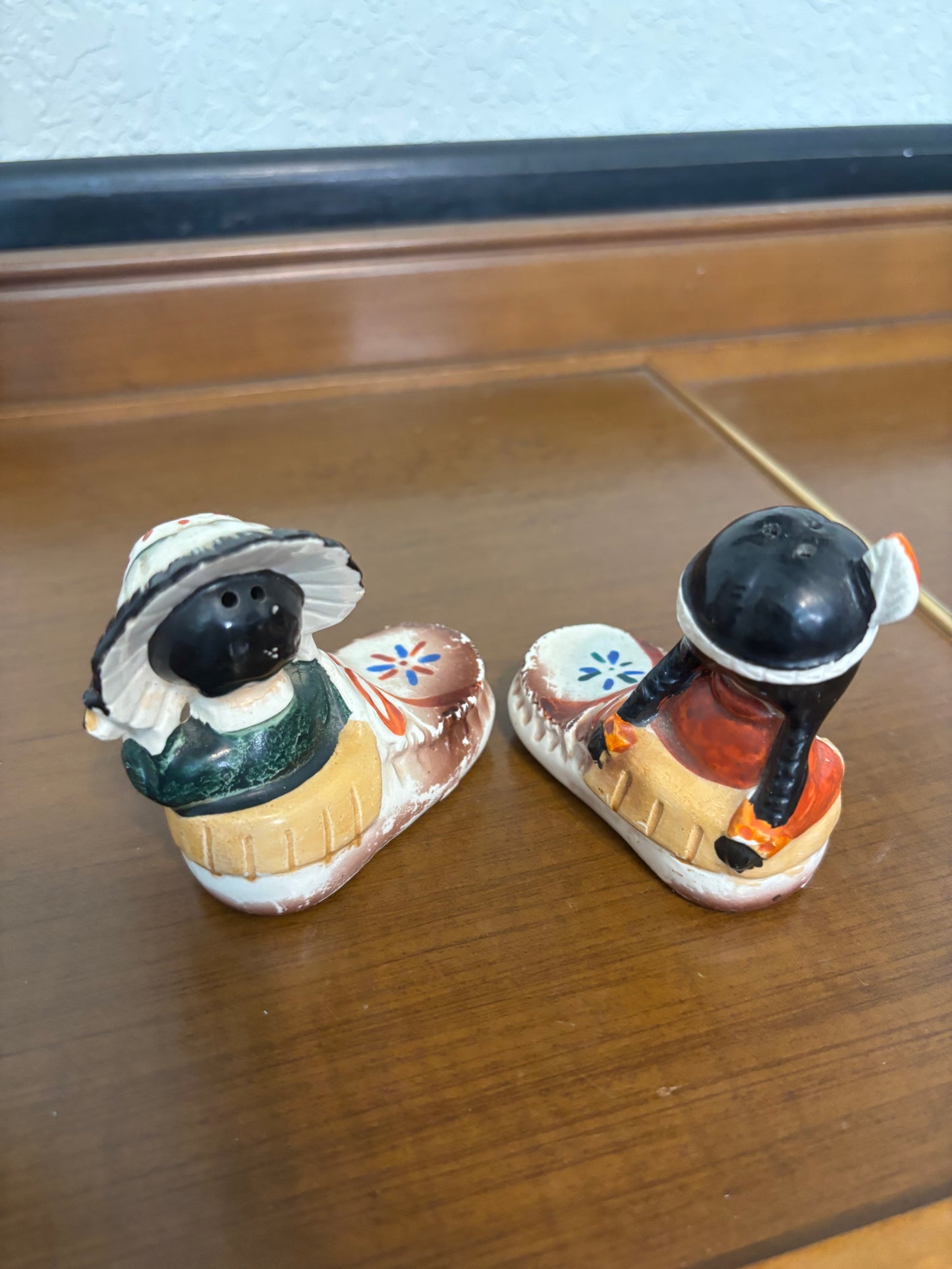 *VINTAGE* NATIVE AMERICAN LITTLE BOY & GIRL MOCCASIN SALT & PEPPER SHAKER SET