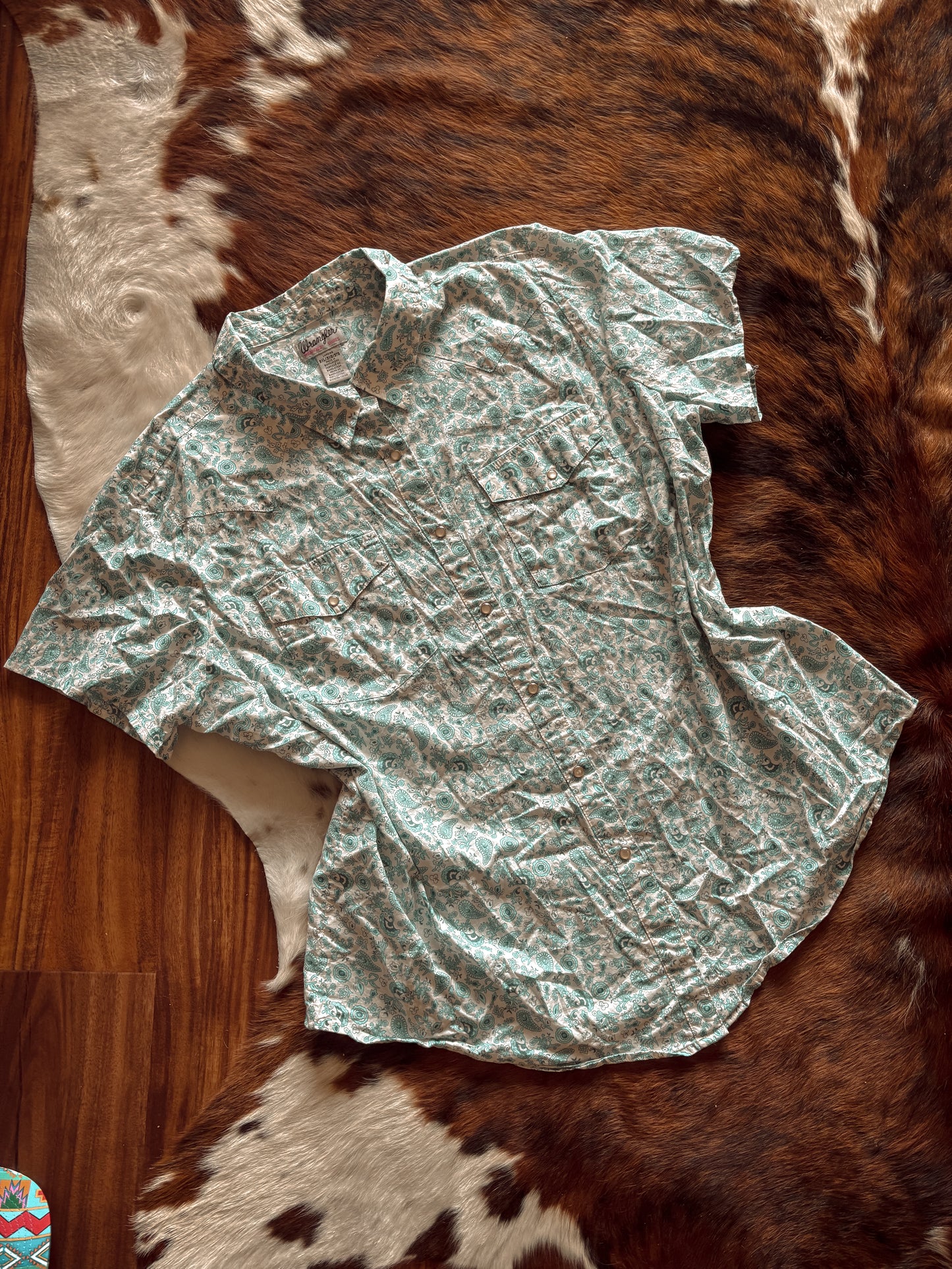 Blue Floral Women’s Wrangler Short Sleeved Pearl Snap Shirt *VINTAGE*
