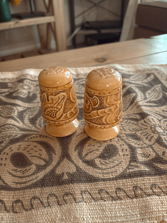 *VINTAGE* LEATHER TOOLED STYLE CERAMIC SALT & PEPPER SHAKER SET
