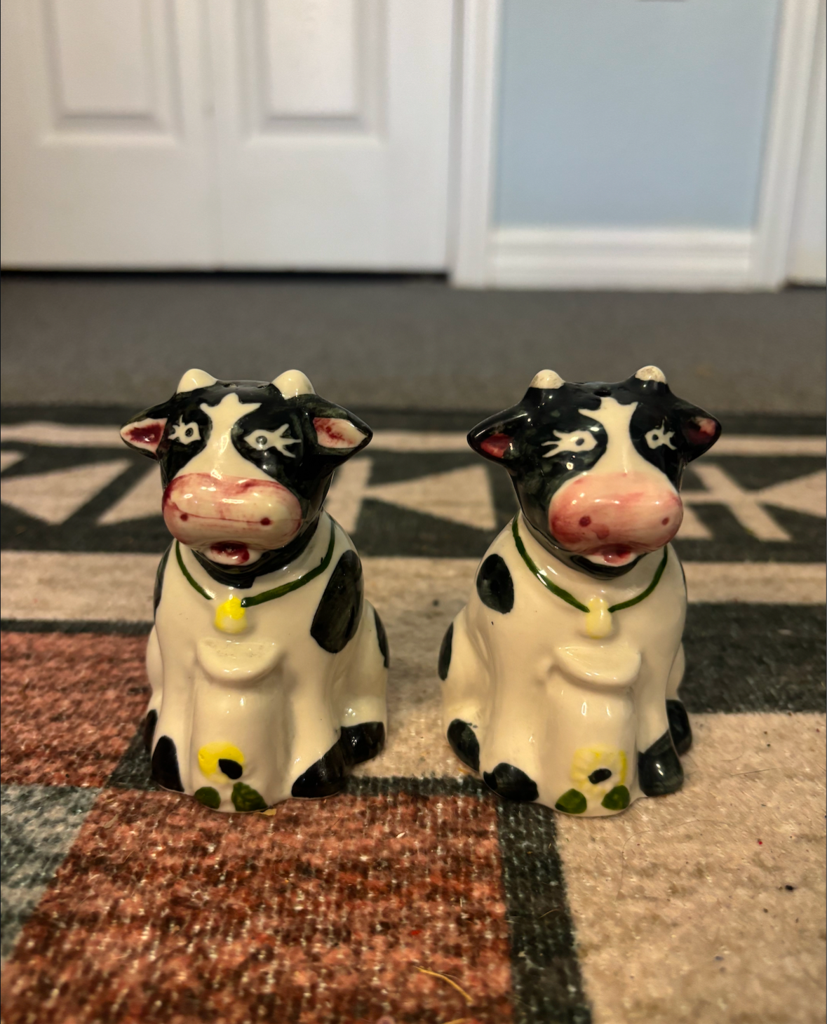 1970S COW SALT & PEPPER SHAKER SET *VINTAGE*