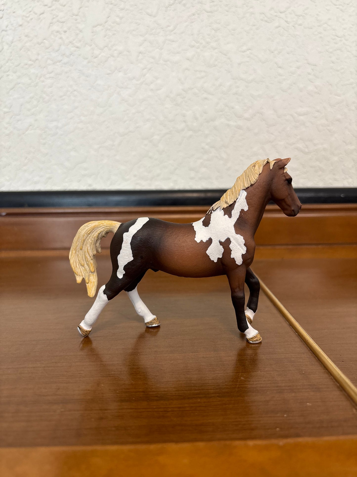 SCHLEICH MODEL STALLION PAINT HORSE