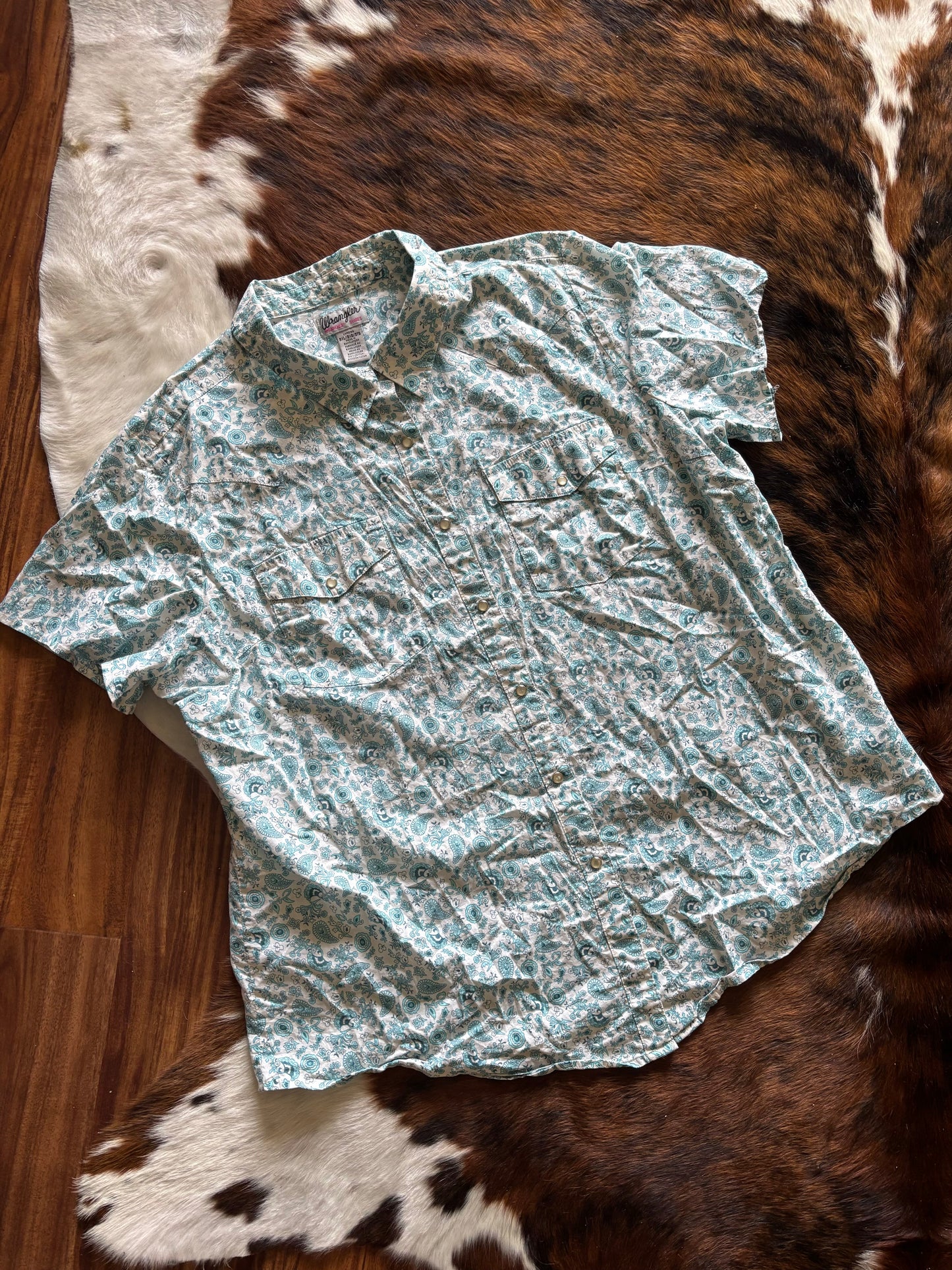Blue Floral Women’s Wrangler Short Sleeved Pearl Snap Shirt *VINTAGE*